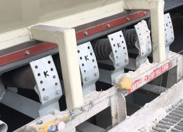 Adjustable trough frames installed beneath a conveyor belt