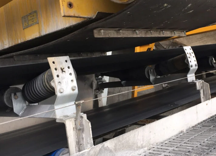 Adjustable trough frames installed beneath a conveyor magnet